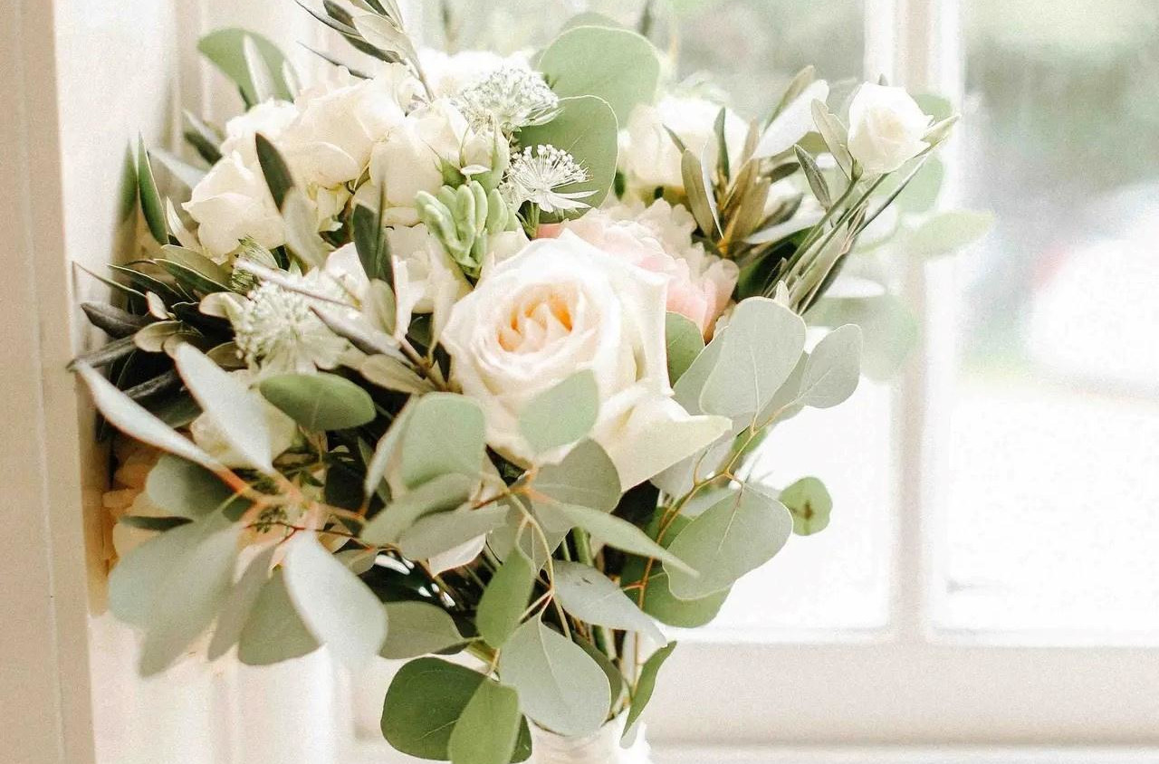 Small bouquet of white roses